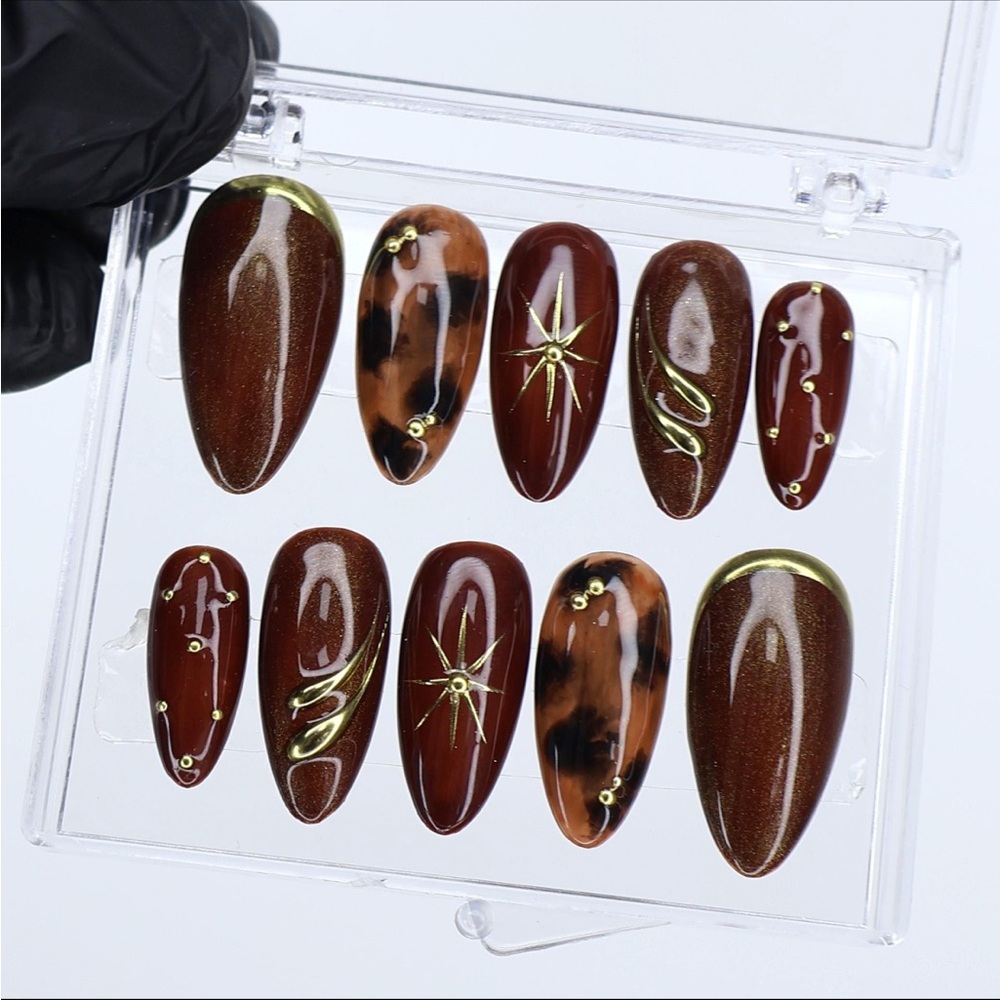 UNUSED Custom Brown and Gold Press-On Nails